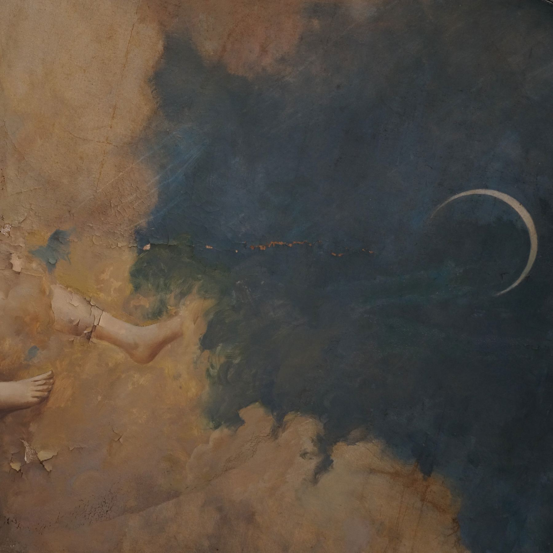 Detalhe de pintura celestial envelhecida no Palácio do Grilo, com perna humana, nuvens douradas e eclipse, em Lisboa.