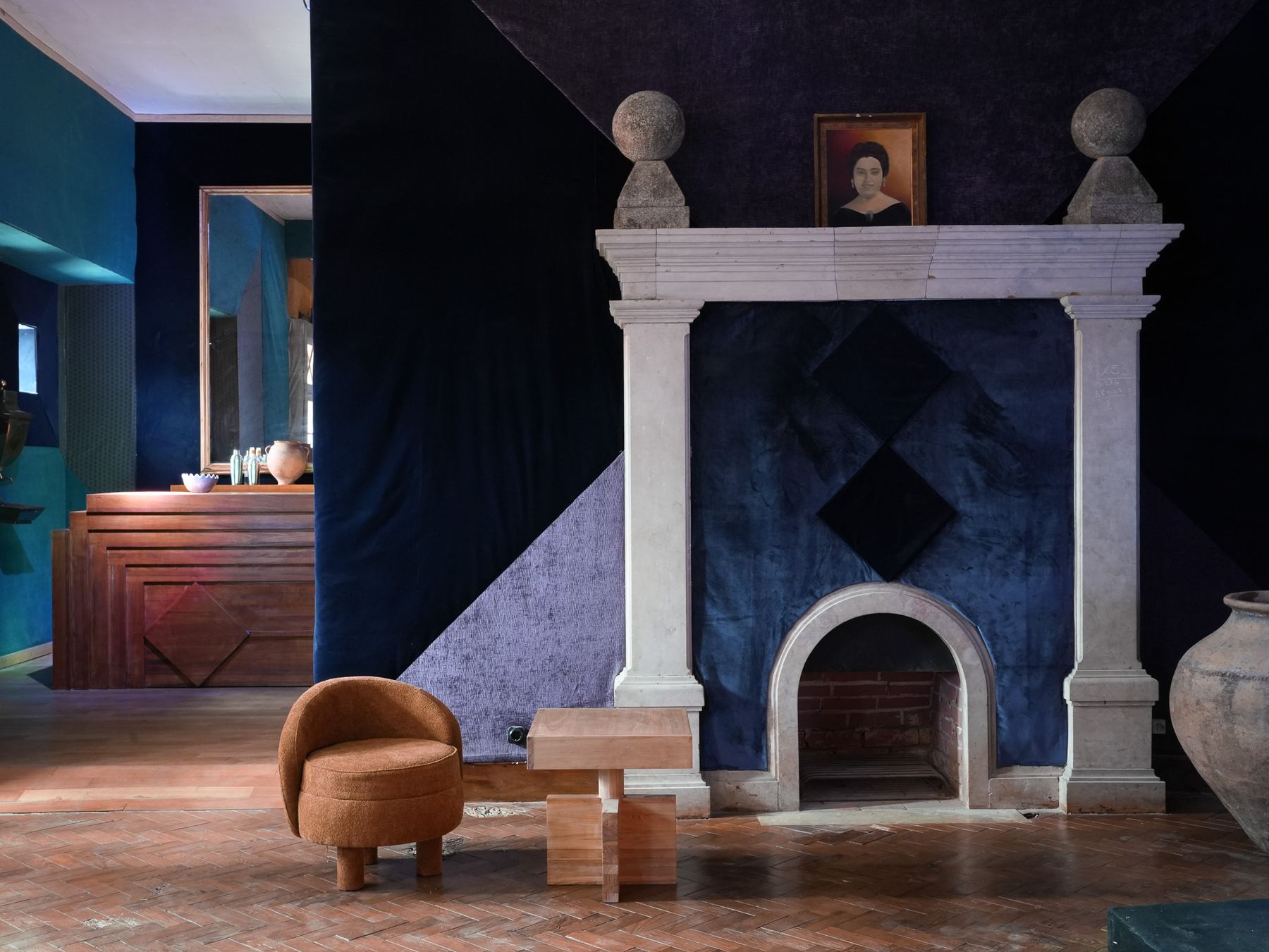 Uma sala colorida do Palácio do Grilo com lareira barroca, veludo azul e mobília de madeira, arte de Palácio do Grilo.