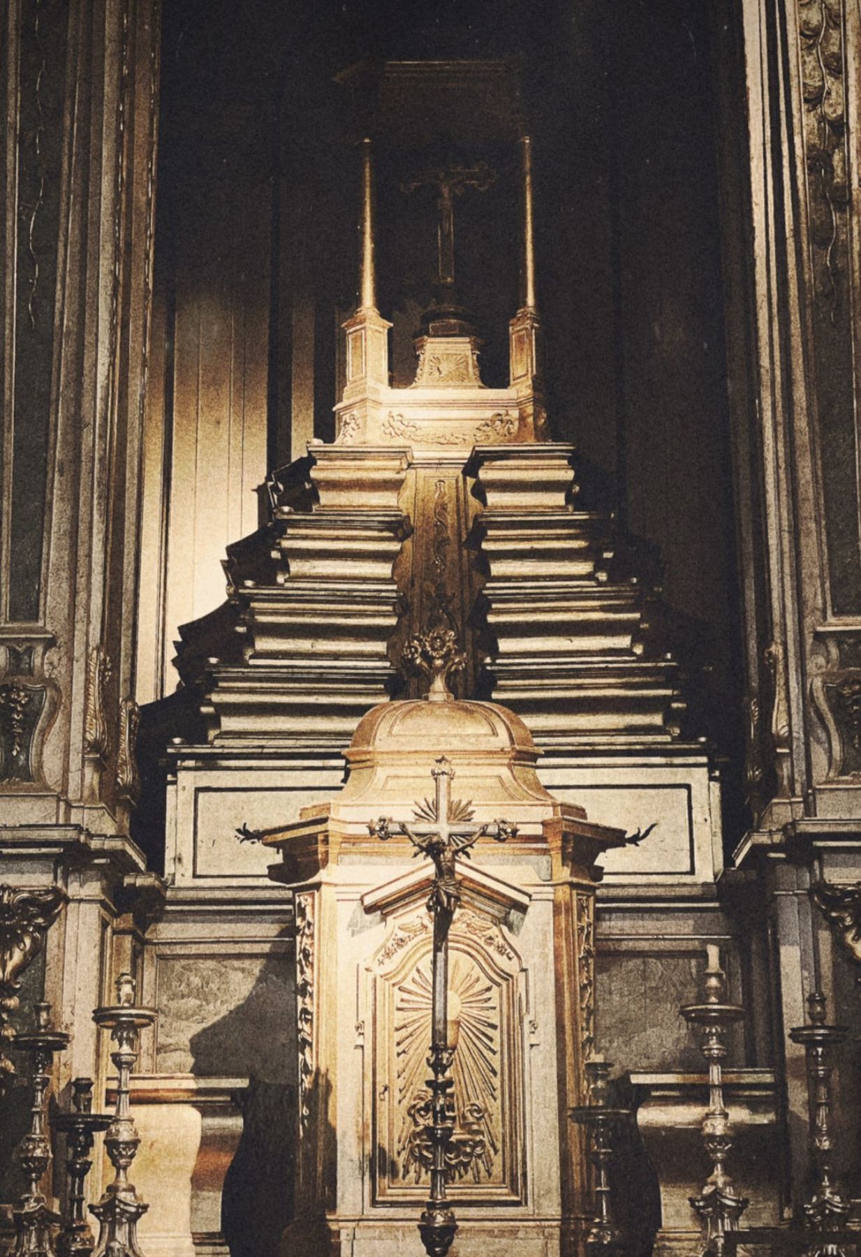 Detalhe do altar dourado e ricamente esculpido na capela do Palácio do Grilo, em Lisboa.